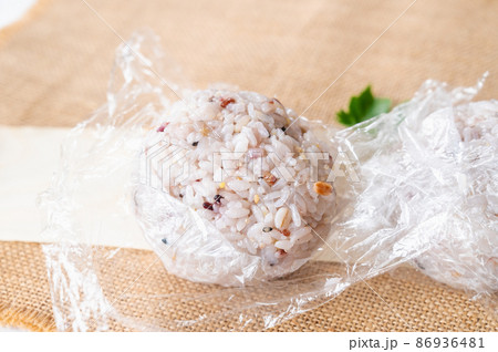 ラップで握った雑穀おにぎり ラップで握った雑穀おにぎり 86936481