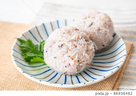 雑穀おにぎり 雑穀おにぎり 86936482