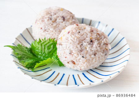 十八穀米おにぎり 86936484