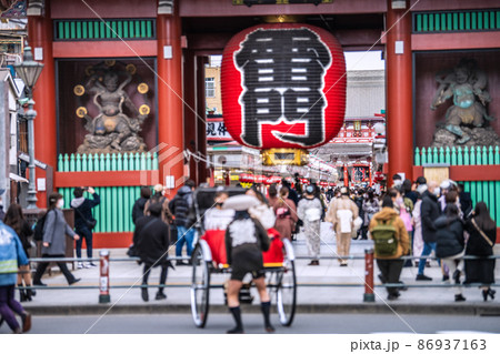 日本の東京都市景観30%超連日の重症病床使用率オ対応宣言要請基準に。死者急増…浅草寺の人出=16日 日本の東京都市景観30%超連日の重症病床使用率オ対応宣言要請基準に。死者急増…浅草寺の人出=16日 86937163