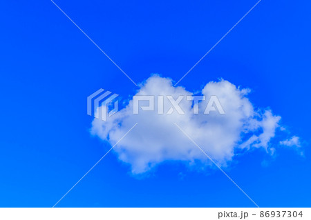 【イメージ素材】青空と雲 86937304