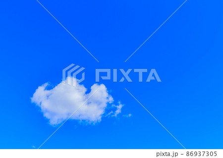 【イメージ素材】青空と雲 86937305
