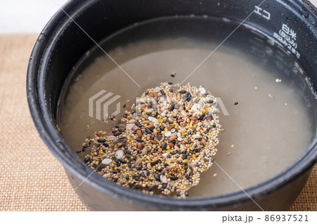 十八穀ご飯を炊く 86937521