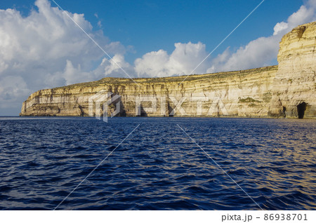 ゴゾ島のアズールウィンドウ付近の海食崖 86938701