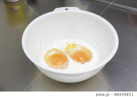 ホットケーキを作る料理シーン 86939851