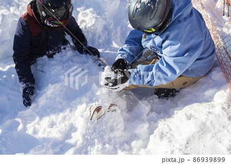 雪山で遊ぶ子供たち 86939899