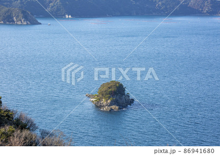 津久見湾の貴船島 津久見湾の貴船島 86941680