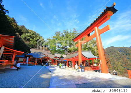 【和歌山県】晴天下の熊野那智大社 礼殿 【和歌山県】晴天下の熊野那智大社 礼殿 86943155