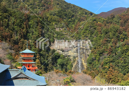 【和歌山県】快晴下の青岸渡寺三重塔と那智の滝(熊野那智大社) 【和歌山県】快晴下の青岸渡寺三重塔と那智の滝(熊野那智大社) 86943182