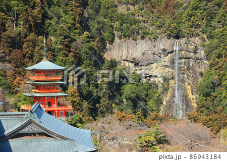 【和歌山県】快晴下の青岸渡寺三重塔と那智の滝（熊野那智大社） 86943184