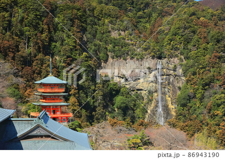 【和歌山県】快晴下の青岸渡寺三重塔と那智の滝（熊野那智大社） 86943190