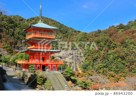 【和歌山県】快晴下の青岸渡寺三重塔と那智の滝(熊野那智大社) 【和歌山県】快晴下の青岸渡寺三重塔と那智の滝(熊野那智大社) 86943200