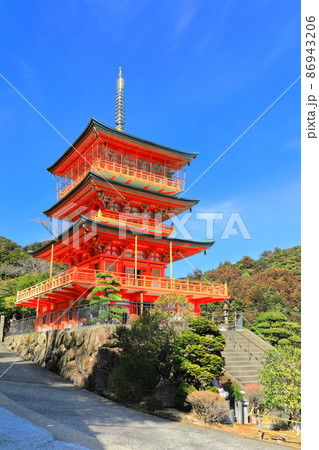 【和歌山県】快晴下の青岸渡寺三重塔 86943206