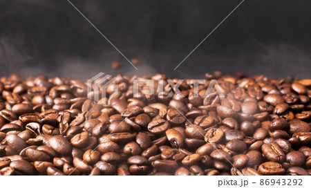 Roasting coffee beans. Steaming coffee beans. Roasting coffee beans. Steaming coffee beans. 86943292