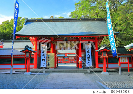 【和歌山県】快晴下の熊野速玉大社（熊野稲荷神社）神門 86943508