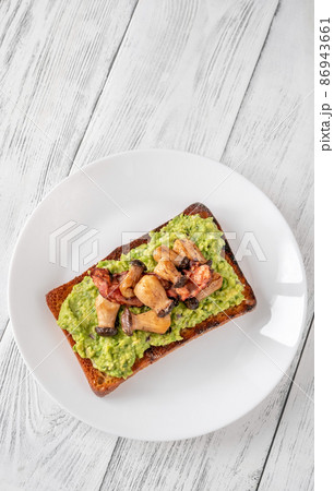 Guacamole toasts 86943661