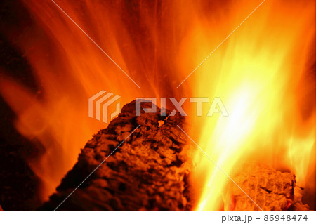 マキストーブの中ので踊る炎 福島県只見町 マキストーブの中ので踊る炎 福島県只見町 86948474