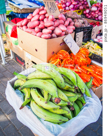 チリ・サンチアゴの市場で売られるグリーンバナナ 86949051