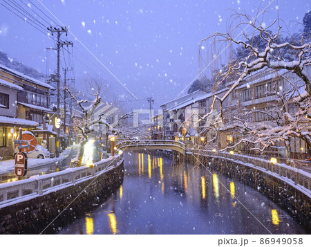 城崎温泉の冬の夜景 86949058