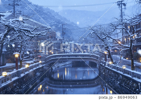 城崎温泉の冬の夜景 86949063