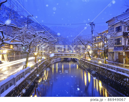 城崎温泉の冬の夜景 86949067