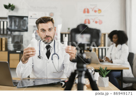 Therapist recording video for blog about pills and vitamins 86949171