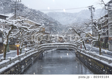 城崎温泉の冬の早朝 86949184