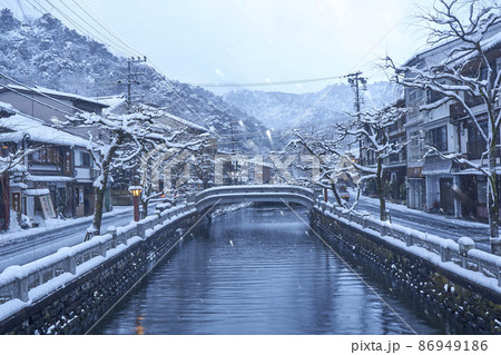 城崎温泉の冬の早朝 86949186