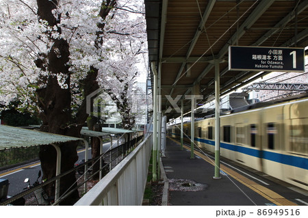 座間駅を通過する小田急線8000形 座間駅を通過する小田急線8000形 86949516