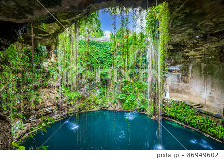 Ik-Kil Cenote, Yucatan Peninsula in Mexico 86949602