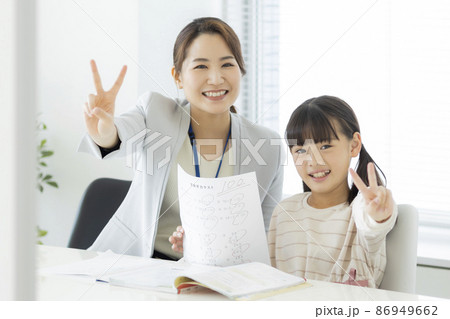 塾でテストの結果を喜ぶ女の子 小学生 塾でテストの結果を喜ぶ女の子 小学生 86949662