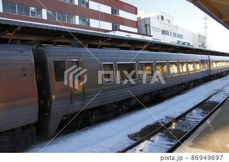 釧路駅：特急おおぞら（キハ283系：簡易運転台車両） 86949697
