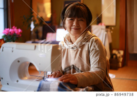 ミシンを使う女性 86949738