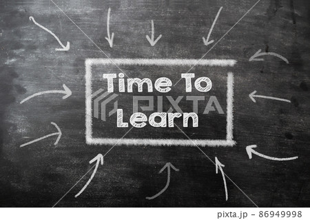 Chalk text on black chalkboard with arrows time to learn. The concept of the importance of learning. Business concept. 86949998