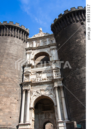 ヌオーヴォ城(イタリア-ナポリ) 86951017