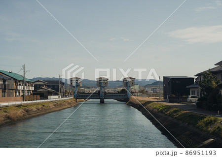 福岡県糟屋郡新宮町の海の近くの湊川沿いの風景 86951193