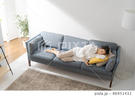 昼寝をする女性 86951432