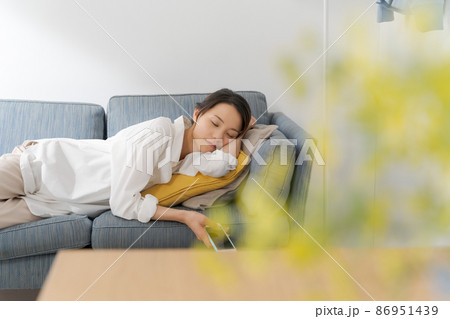 昼寝をする女性 86951439