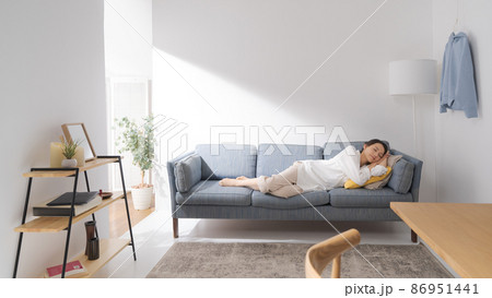 昼寝をする女性 86951441