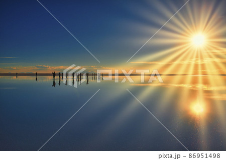 ミラーレイク・ウユニ塩湖の美しい夕景 86951498