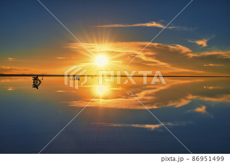 ミラーレイク・ウユニ塩湖の美しい夕景 86951499