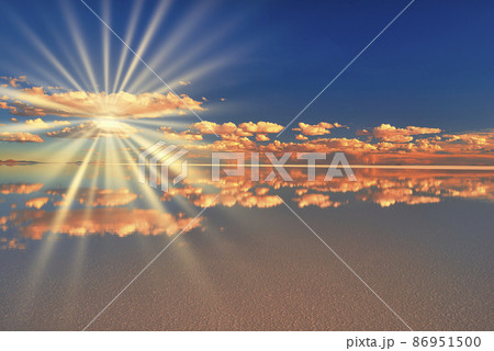 ミラーレイク・ウユニ塩湖の美しい夕景 ミラーレイク・ウユニ塩湖の美しい夕景 86951500