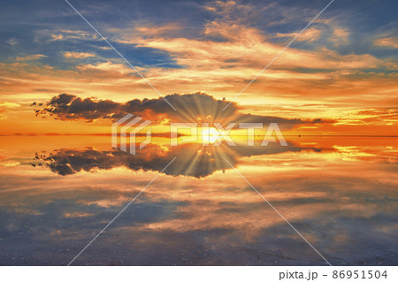 ミラーレイク・ウユニ塩湖の美しい夕景 ミラーレイク・ウユニ塩湖の美しい夕景 86951504