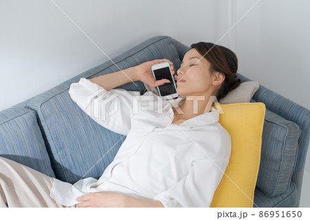 昼寝をする女性　上半身 86951650