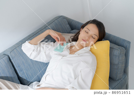 昼寝をする女性　上半身 86951651