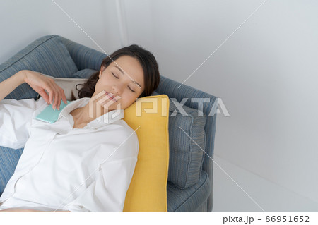 昼寝をする女性　上半身 86951652