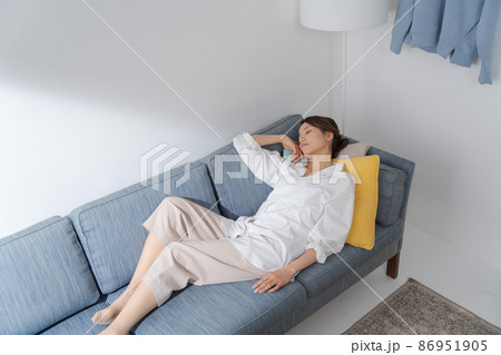 昼寝をする女性　 86951905