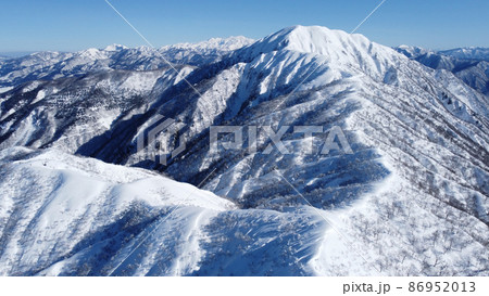 〔福井県・2月〕荒島岳 南稜コースの山容全貌(中央奥:白山連峰) 〔福井県・2月〕荒島岳 南稜コースの山容全貌(中央奥:白山連峰) 86952013