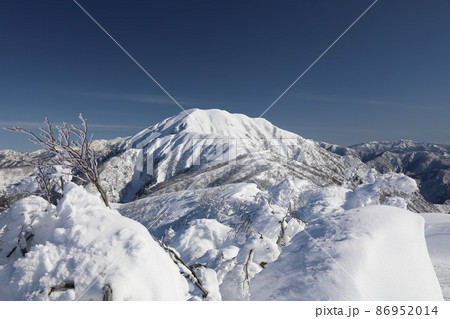 〔福井県・2月〕荒島岳(中央) 真名川ダム発南稜コースの眺望 〔福井県・2月〕荒島岳(中央) 真名川ダム発南稜コースの眺望 86952014