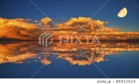 ミラーレイク・ウユニ塩湖の美しい夕景 86952024